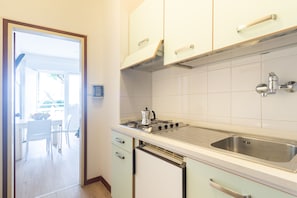 Fridge, stovetop, cookware/dishes/utensils - Yachting Residence (Lignano Sabbiadoro)