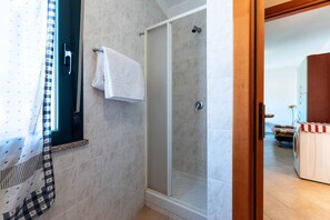 Douche, serviettes fournies