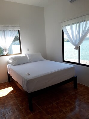 Room 5 | Desk, laptop workspace, free WiFi - Vista Castillo Hotel (Golfito)