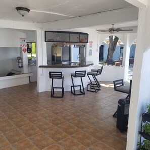 Poolside bar - Vista Castillo Hotel (Golfito)