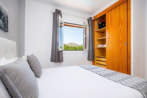 4 bedrooms, iron/ironing board, free WiFi, bed sheets