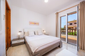 4 bedrooms, iron/ironing board, free WiFi, bed sheets