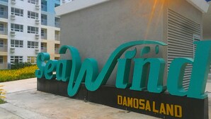 Een gebouw met de namen 'SeaWind' en 'DAMOSALAND' op de gevel.