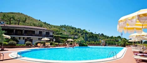 Een seizoensgebonden buitenzwembad