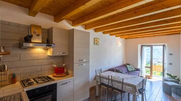 Een koelkast, een oven, een kookplaat, een koffiezetapparaat/waterkoker