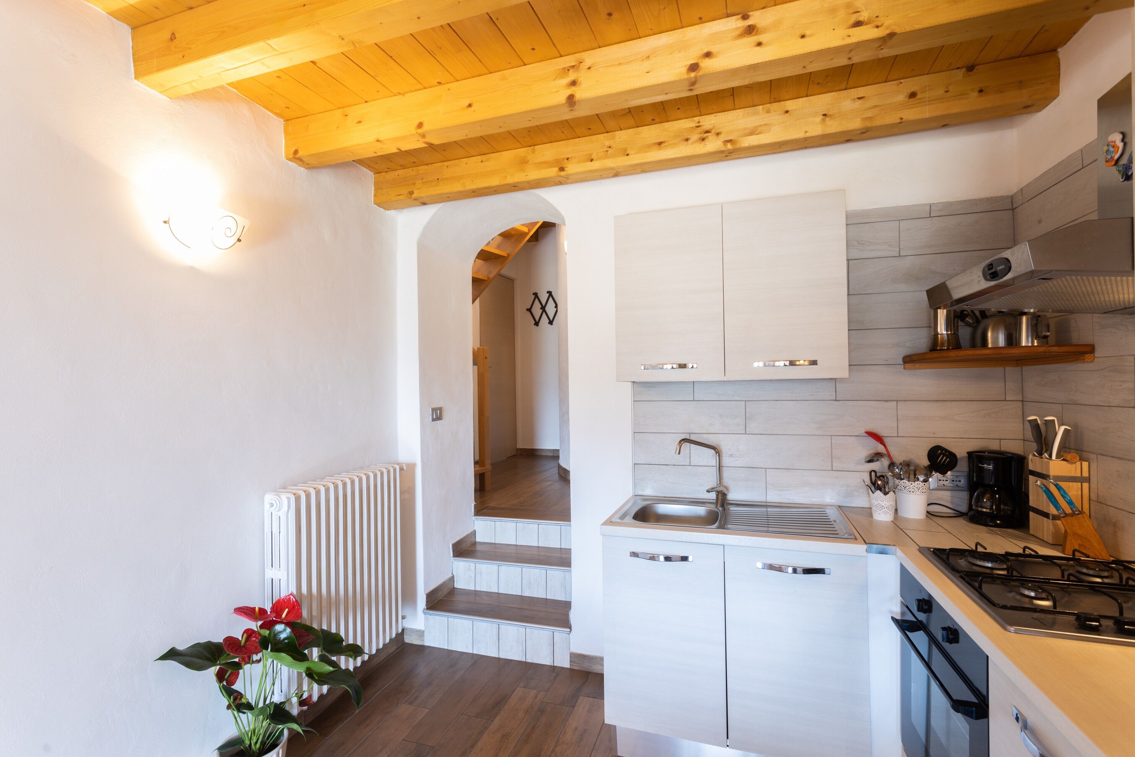 Refrigerador, horno, parrilla de estufa y cafetera y tetera 