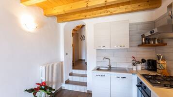 Refrigerador, horno, parrilla de estufa y cafetera y tetera