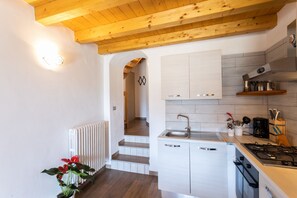 Kylskåp, ugn, spishäll och kaffe- och tebryggare