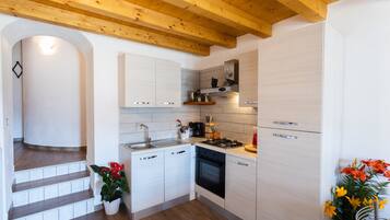 Refrigerador, horno, parrilla de estufa y cafetera y tetera