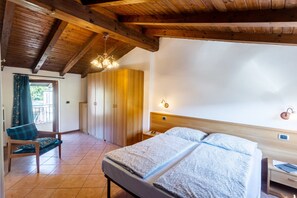 2 bedrooms, free WiFi, bed sheets - Apartment 'Casa Rita App 2' with Shared Terrace, Shared Garden and Wi-Fi (Tremosine)