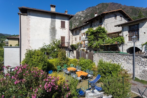 Outdoor dining - Apartment 'Casa Rita App 2' with Shared Terrace, Shared Garden and Wi-Fi (Tremosine)
