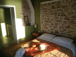 Casa, 1 habitación, para fumadores, balcón | 1 habitación, tabla de planchar con plancha, wifi gratis y ropa de cama 