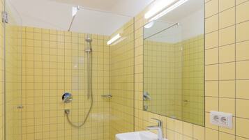 Douche, sĂšche-cheveux, serviettes fournies