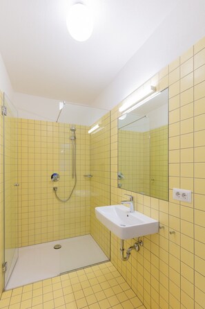 Douche, sèche-cheveux, serviettes fournies