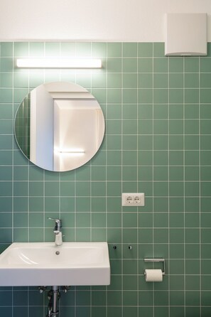 淋浴设施、吹风机、毛巾