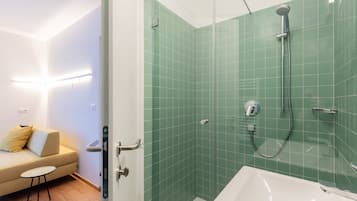 Dusche, Haartrockner, HandtĂŒcher