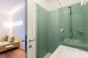 Een douche, een haardroger, handdoeken