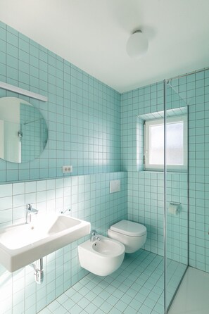 Douche, sèche-cheveux, serviettes fournies