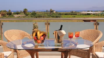 Vila, 5 quartos, piscina particular, vista para o jardim | Sacada