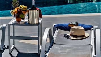 Vila, 5 quartos, piscina particular, vista para o jardim | Piscina | Piscina externa