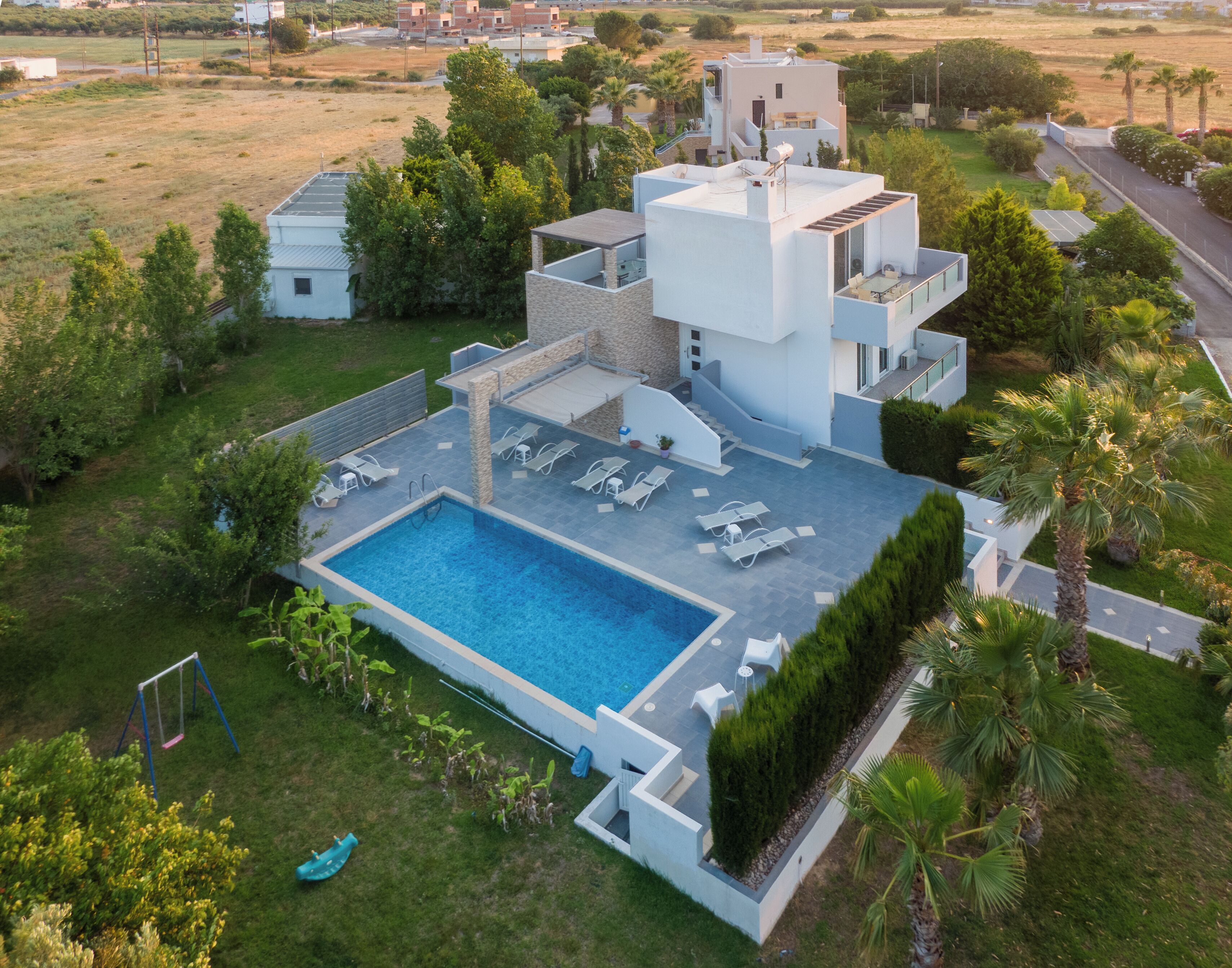 Vila, 5 quartos, piscina particular, vista para o jardim | Fachada