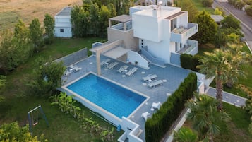 Vila, 5 quartos, piscina particular, vista para o jardim | Fachada