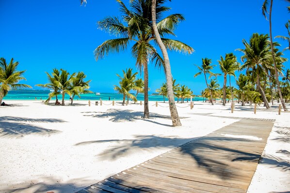 En la playa, arena blanca, toallas de playa