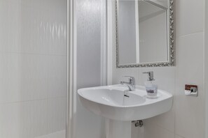 Suihku, hiustenkuivaaja, pyyhkeet