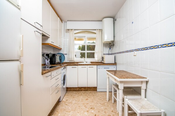 Een koelkast, een magnetron, een oven, een kookplaat