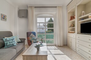 TV - Apartment in City Centre with Balcony & Wi-Fi, Street Parking Available (Vejer de la Frontera)