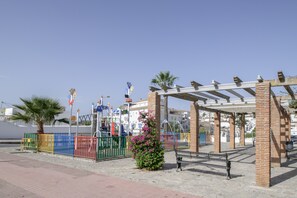 Children’s area - Apartment in City Centre with Balcony & Wi-Fi, Street Parking Available (Vejer de la Frontera)