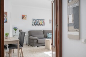 TV - Apartment in City Centre with Balcony & Wi-Fi, Street Parking Available (Vejer de la Frontera)