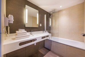 Habitación cuádruple superior | Baño | Ducha, artículos de higiene personal gratuitos y secador de pelo