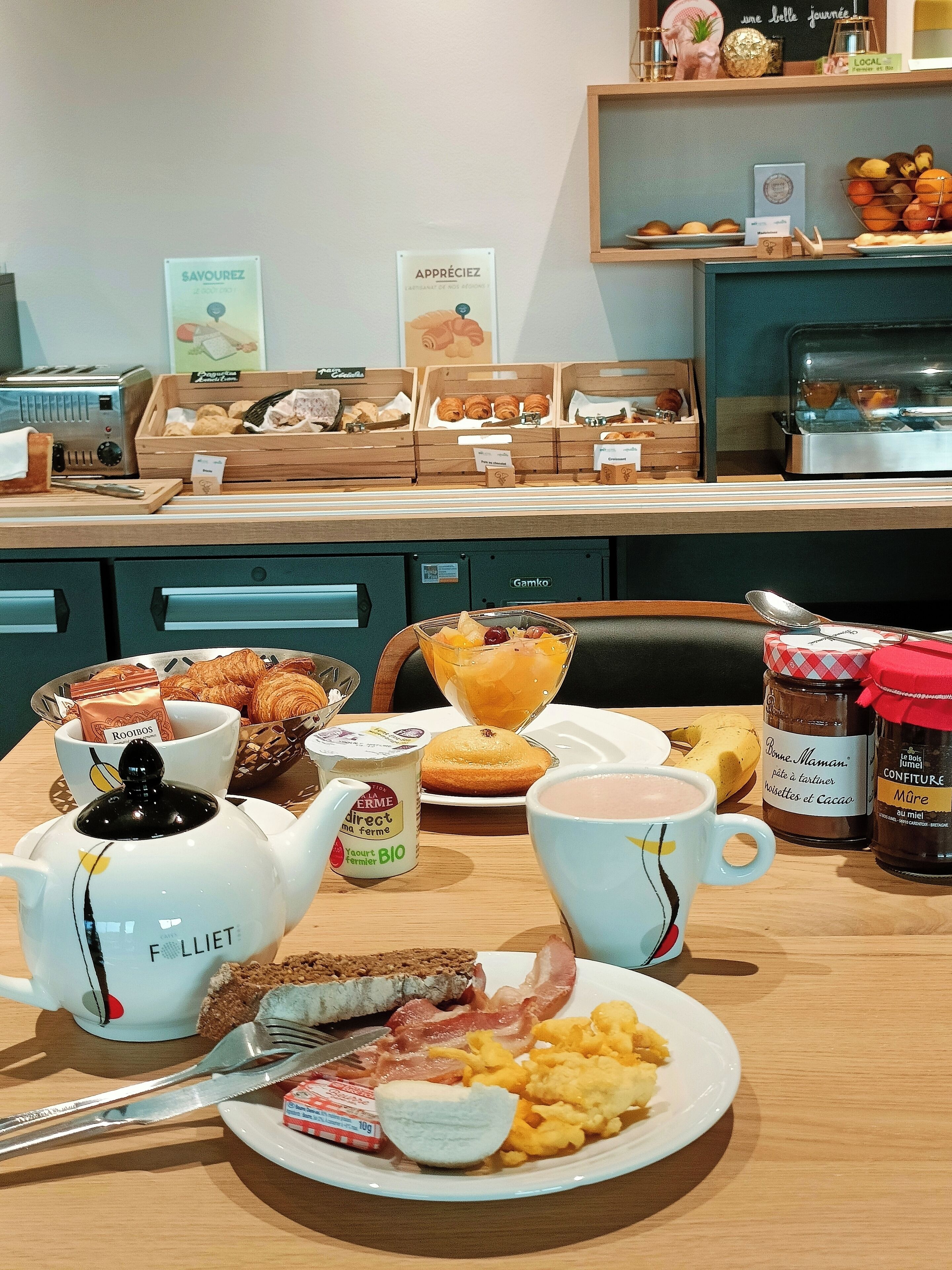 daily buffet breakfast (eur 13 per person)