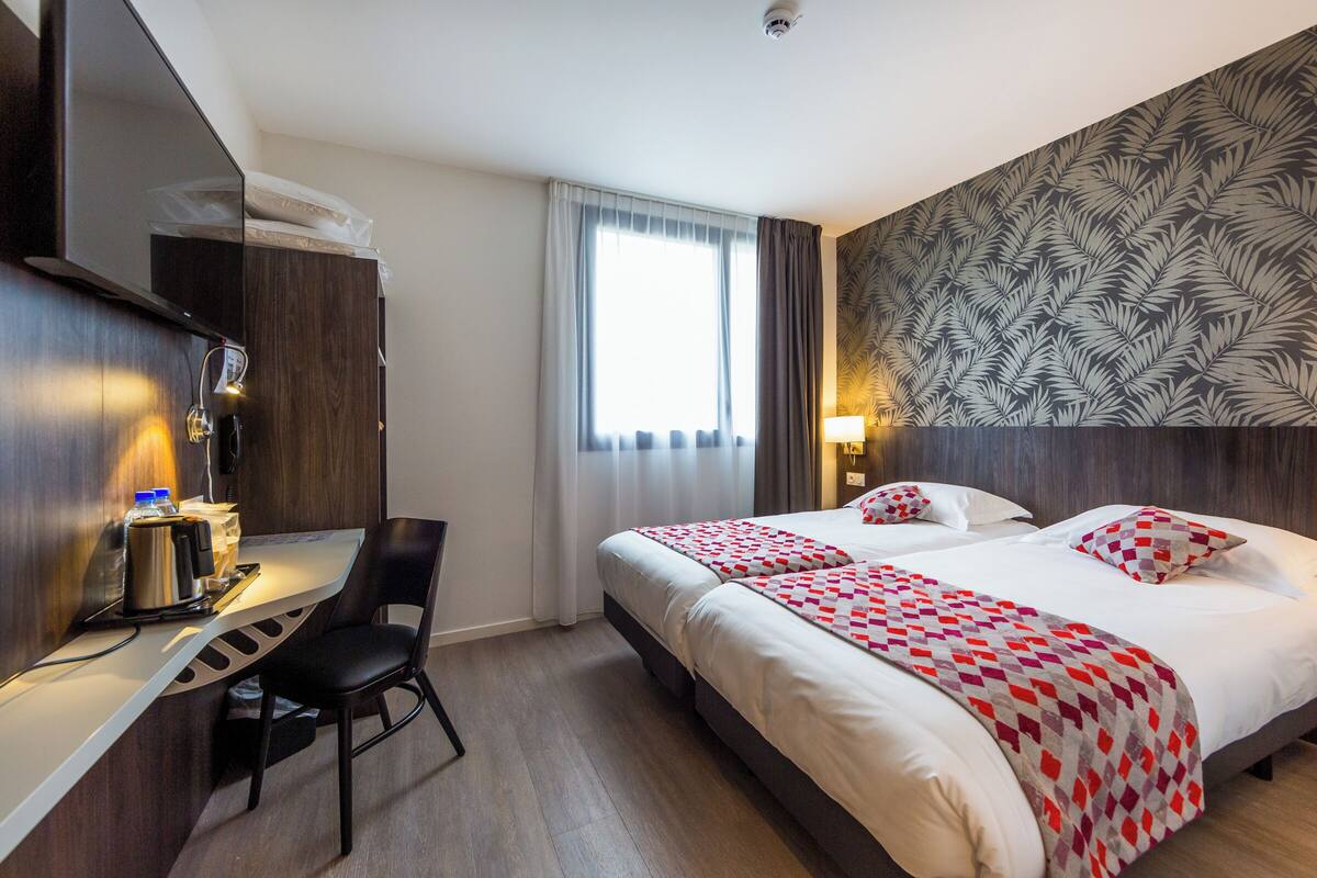 superior double room | 1 bedroom, individually decorated, individually furnished, desk