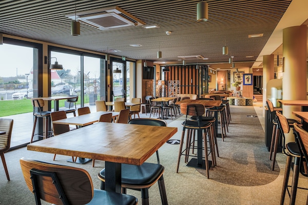 Desayuno buffet diario (EUR 13 por persona)