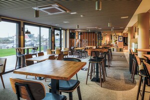 Desayuno buffet diario (EUR 13 por persona)