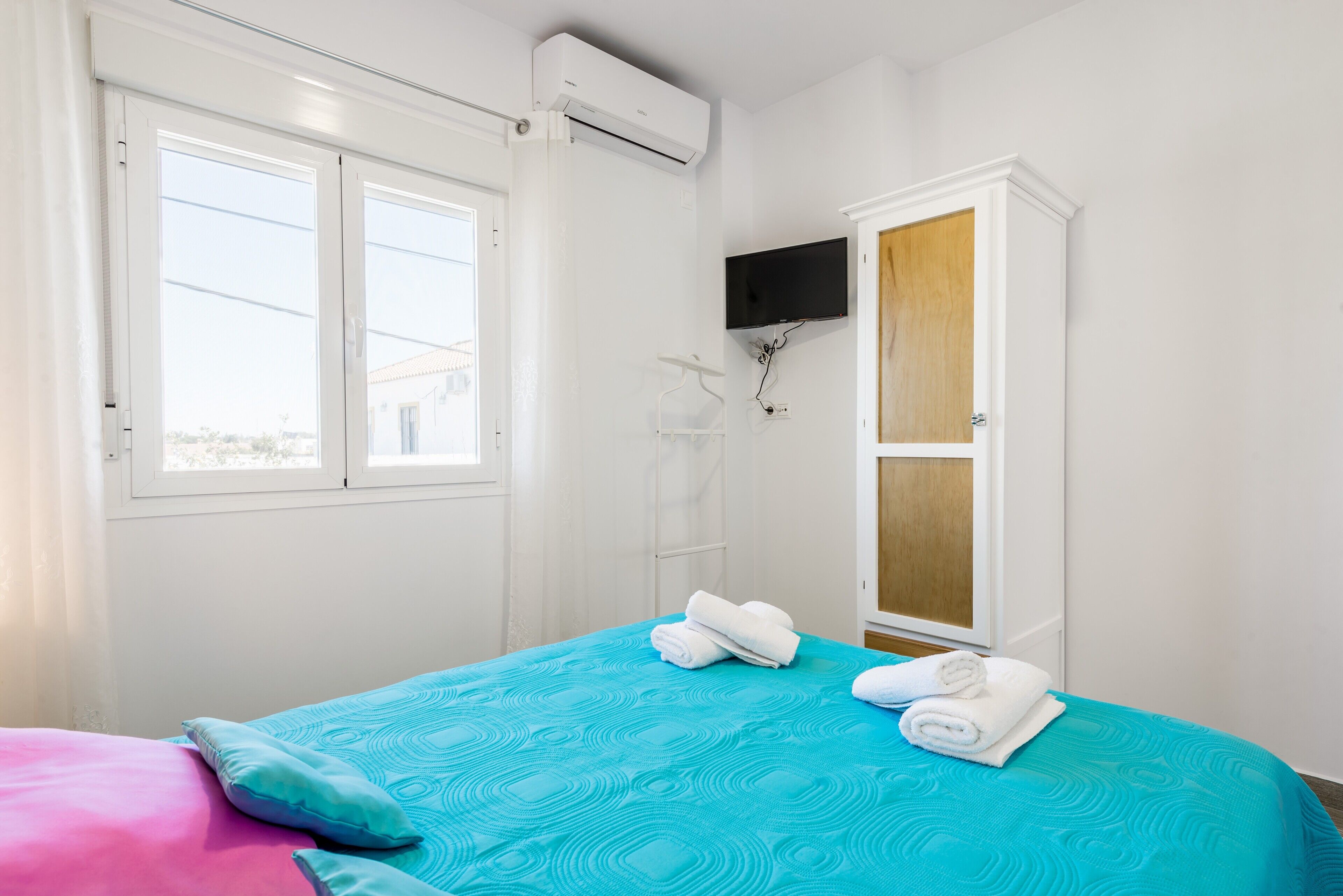 1 habitación, tabla de planchar con plancha, wifi gratis y ropa de cama 