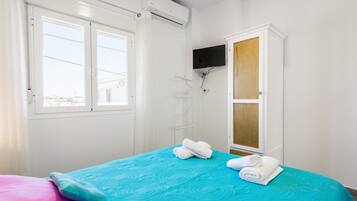 1 habitación, tabla de planchar con plancha, wifi gratis y ropa de cama