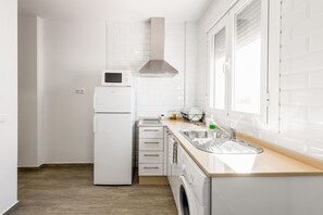 Fridge, microwave, stovetop, coffee/tea maker - Modern studio apartment - La Higuera 2 (Cadiz)