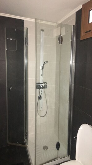 Departamento, 1 habitación, para fumadores, balcón | Regadera en el baño