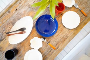 Badewanne, Haartrockner, Hausschuhe, Bidet