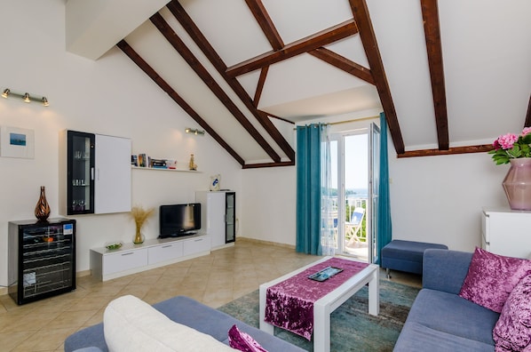 Apartment (Apartment with Shared Pool) | Wohnzimmer | Fernseher