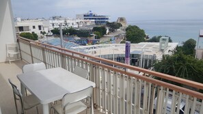 Outdoor dining - Charming Holiday Apartment in Torre dell'Orso with Sea View, Air Conditioning & Balcony; Parking Available (Torre dell'Orso)