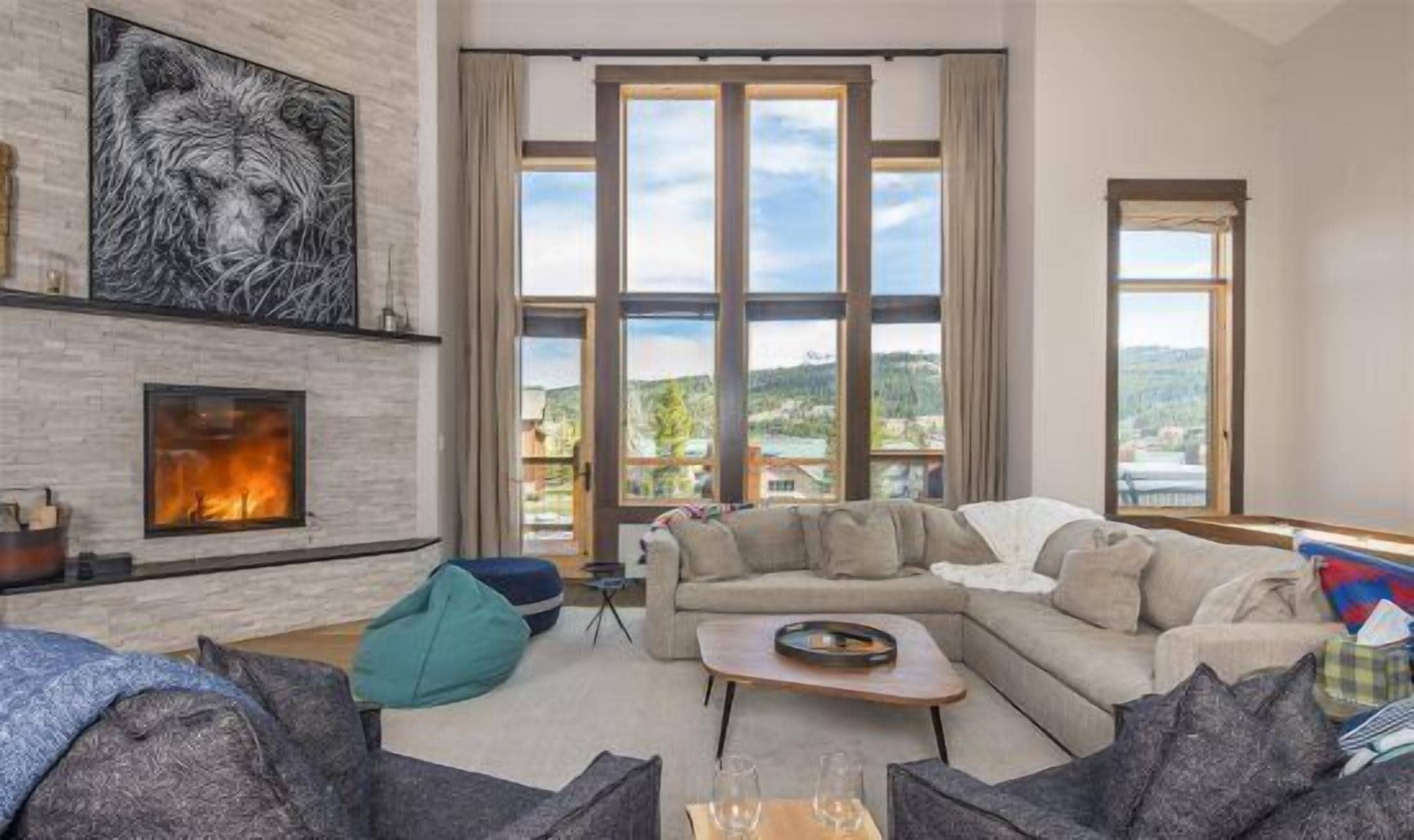 Televisie en een open haard