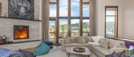 Televisie en een open haard