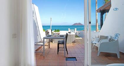 Beautiful Villa “Luxury Oceanfront” Directly by the Beach with Sea View