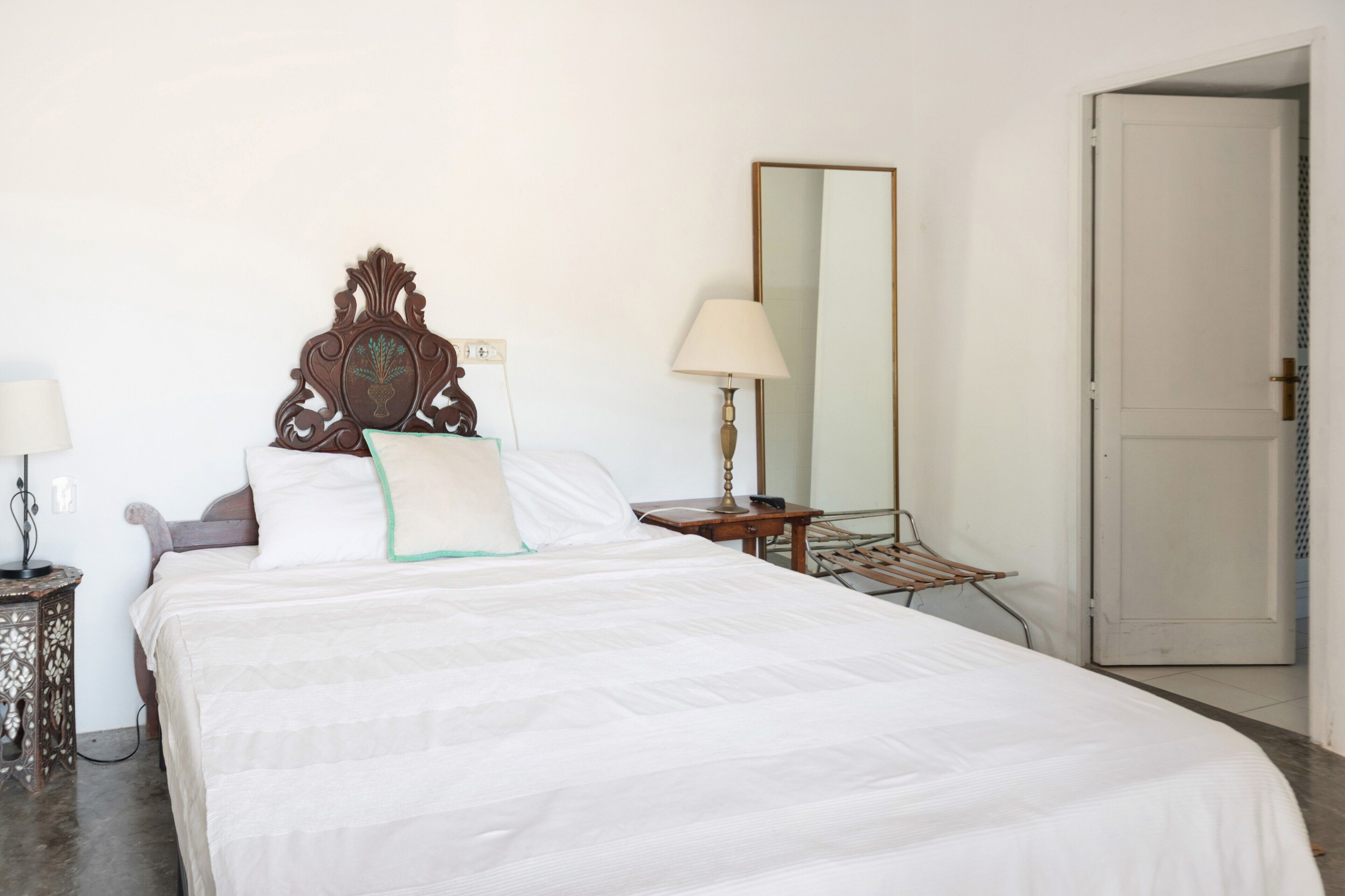6 bedrooms, iron/ironing board, WiFi (free), bed sheets