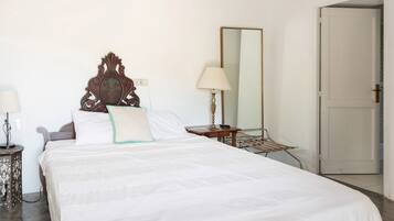 6 bedrooms, iron/ironing board, WiFi (free), bed sheets