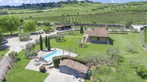 A residential property with a swimming pool, a small shed, and a well-maintained lawn. - Wonderful private villa for 5 people with A/C, private pool, WIFI, TV, terrace and panoramic view (Sutri)